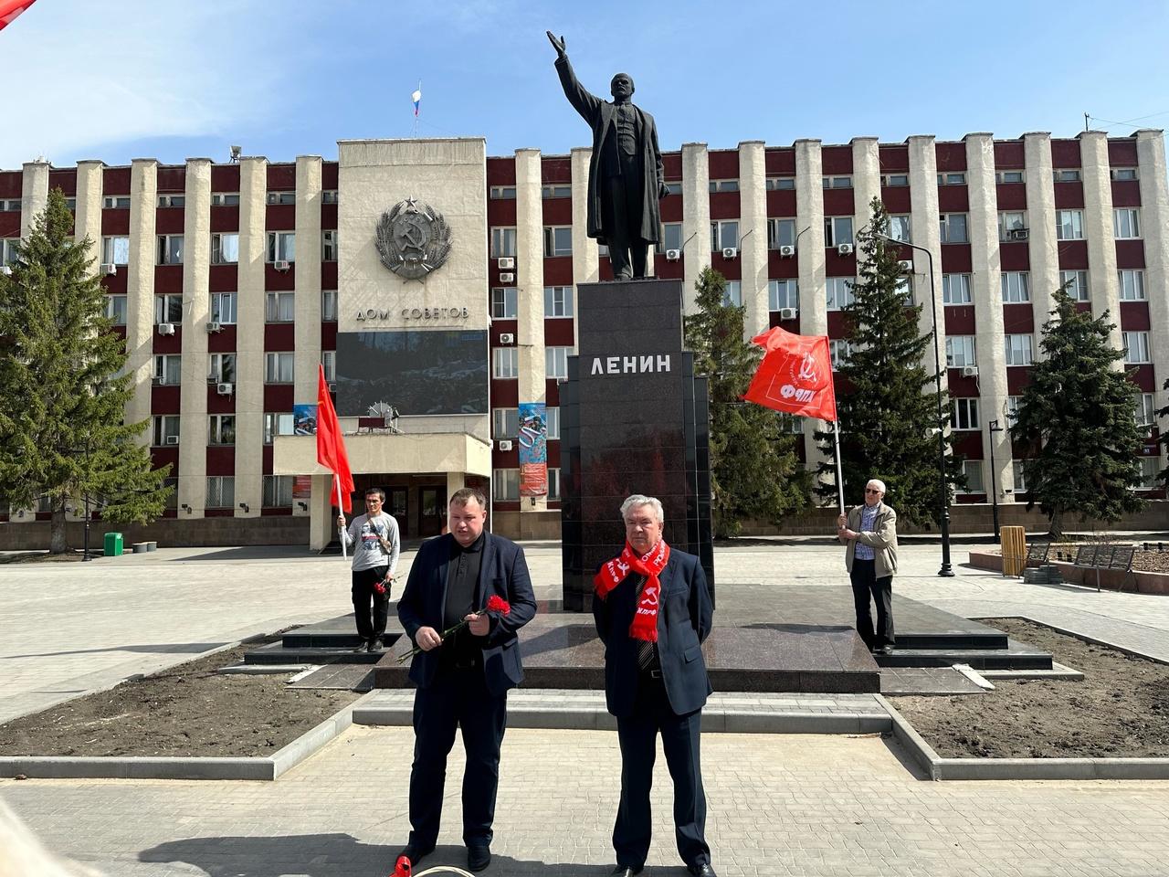 По традиции в в день рождения В. Ленина к памятнику на площади Советов возложили цветы.