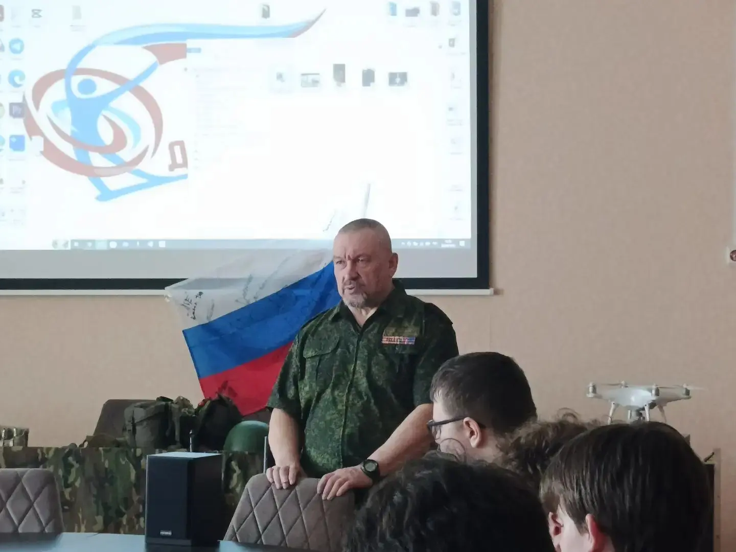 09.04.25 в ОГБПОУ «Димитровградский технико – экономический колледж» Дедюев С. А. провел лекцию для студентов – «Воинская доблесть как нравственный ориентир: военно-патриотическое воспитание в современных условиях».