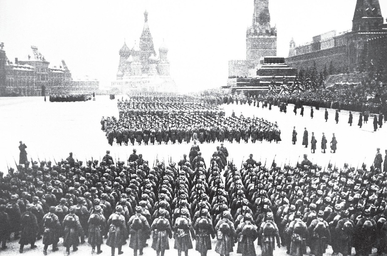 7 ноября - День воинской славы России - 82-я годовщина военного парад а на Красной площади в 1941 году.