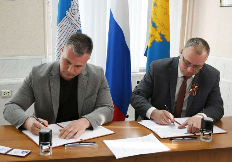 Во вторник 2 мая на аппаратном совещании в администрации города было подписано соглашение о сотрудничестве с Димитровградской автошколой ДОСААФ России.
