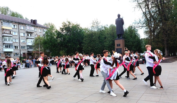 В Димитровграде сложилась новая традиция: в преддверии Дня города проходит городской фестиваль «Школьный вальс».