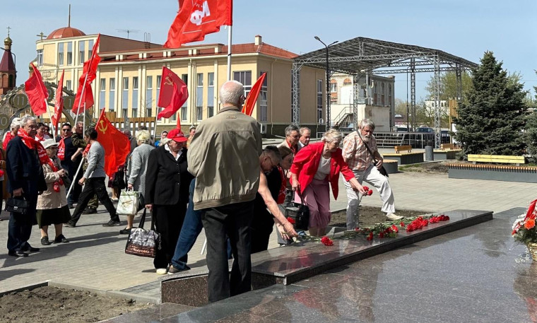 По традиции в в день рождения В. Ленина к памятнику на площади Советов возложили цветы.